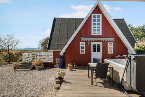 Three-Bedroom Holiday Home  image 6