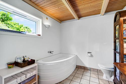 Three-Bedroom Holiday Home  image 9