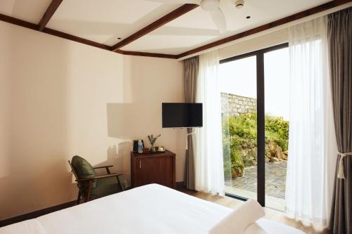 Queen Room with Garden View image 2
