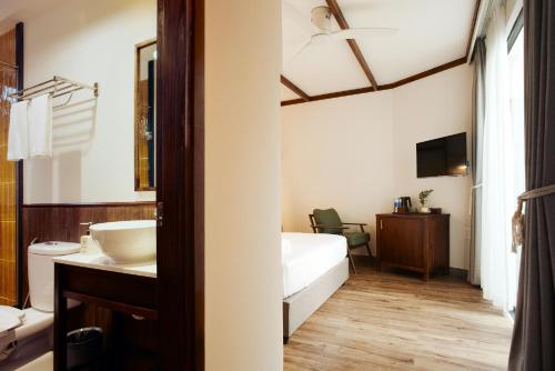 Queen Room with Garden View image 3
