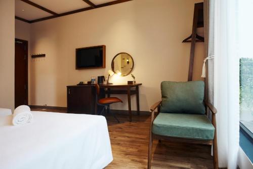 Twin Room with Garden View image 4