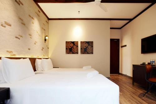 Twin Room with Garden View image 3