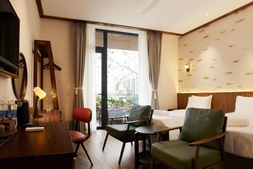 Twin Room with Mountain View image 3