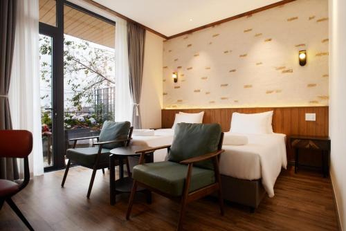 Twin Room with Mountain View image 4