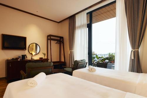Twin Room with Mountain View image 2