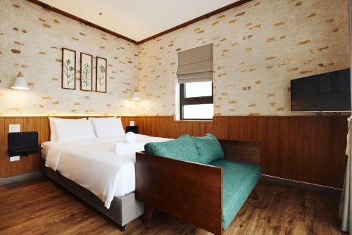 King Room with Mountain View image 5