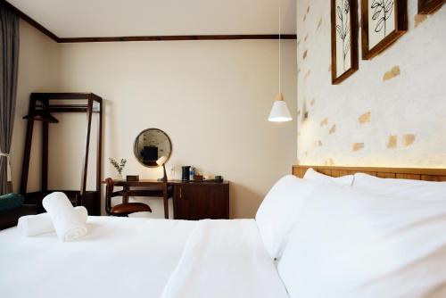 King Room with Mountain View image 3