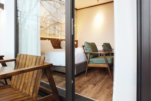 Twin Room with Mountain View image 1