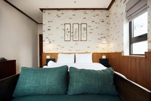 King Room with Mountain View image 2