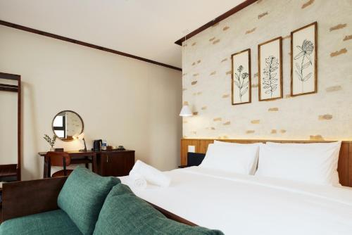 King Room with Mountain View image 1