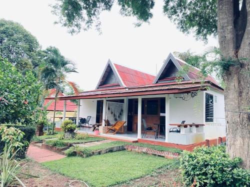 A szálláshely kívülről, Aforetime Village in Taling Ngam