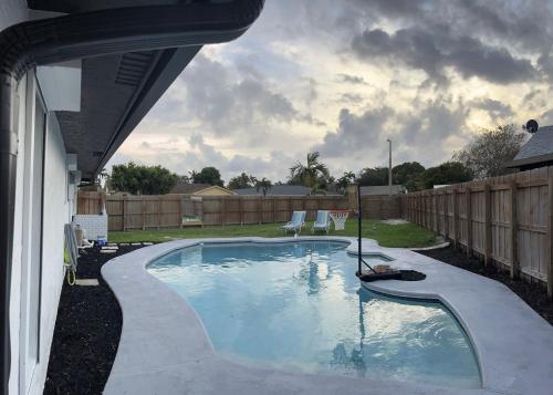 Lakefront Retreat with Pool mins from Beach and Airport in Fort Lauderdale, USA