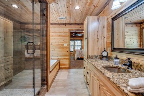 Cross Timbers Cabin on The Grove's 25-Acres Cross Timbers Cabin on The Grove's 25-Acres