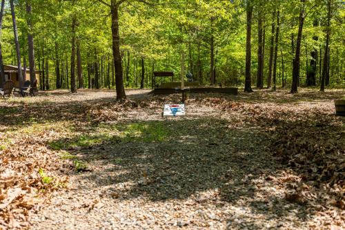 Cross Timbers Cabin on The Grove's 25-Acres Cross Timbers Cabin on The Grove's 25-Acres
