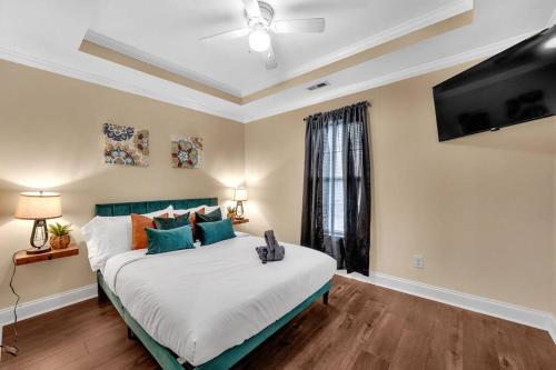 Cozy 2B Townhouse - Hot Tub in Concord, USA