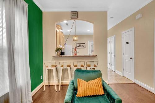 Cozy 2B Townhouse - Hot Tub in Concord, USA