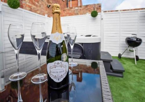 Amberley House - with Hot Tub + Free Parking 3