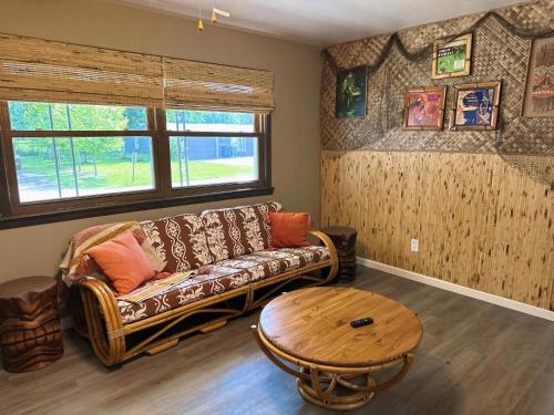 Kikis Tikis! Fun Themed Home