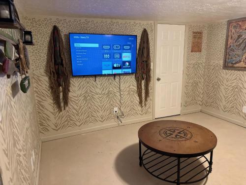 Kikis Tikis! Fun Themed Home