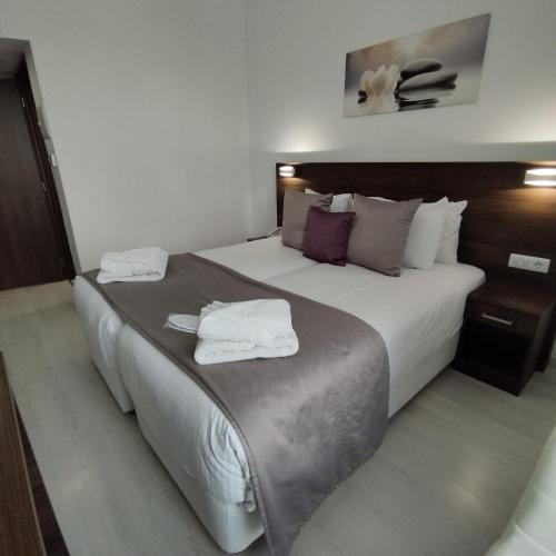 Large Double Room image 5