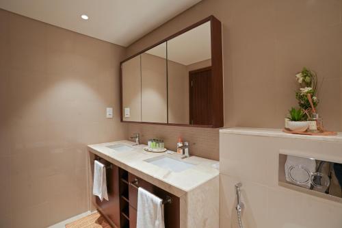 CH Skyline Retreat - Cozy 1BR Apt With Burj Khalifa and Fountain Views, Dubai (photo 10)