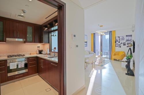 CH Skyline Retreat - Cozy 1BR Apt With Burj Khalifa and Fountain Views, Dubai (photo 5)