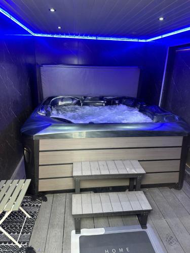 Hot tub hideaway, Mánchester