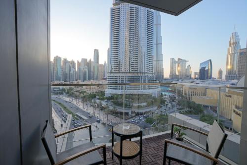CH Skyline Retreat - Cozy 1BR Apt With Burj Khalifa and Fountain Views, Dubai