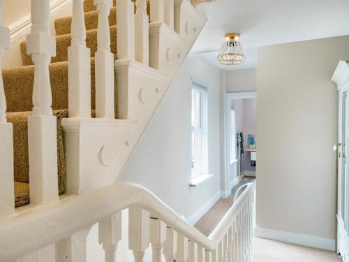 บริการและสิ่งอำนวยความสะดวก, Pass the Keys Beautiful Spacious 4 Bed Historical W. Belfast in ฟอลส์ พาร์ก