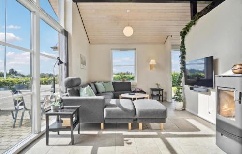  4 Bedroom Stunning Home In Knebel in Knebel