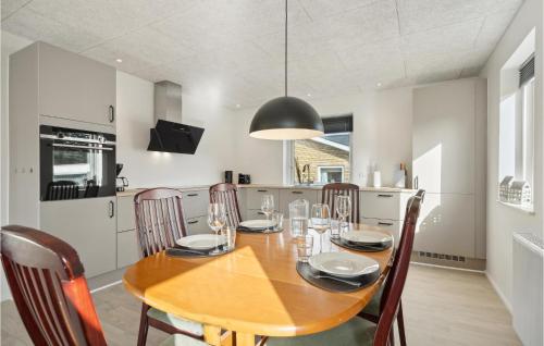 kuchyně, 3 Bedroom Cozy Home In Sønder Felding in Sonder Felding