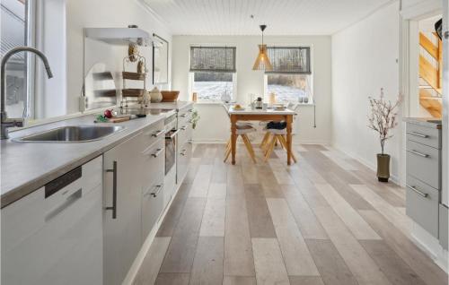 Kitchen, Stunning Home In Sydals With Wifi in Traenge