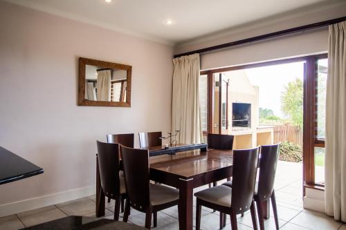 Villa 2 Pezula Golf Estate in สปาร์บอช