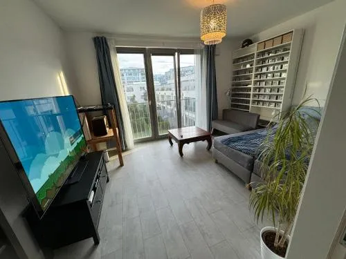 Luxus in Berlin Mitte mit Laptop, großem TV, neuem Bett und privatem Badezimmer in Berlin, Deutschland