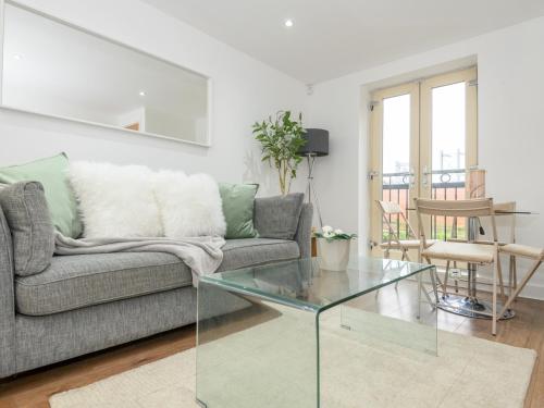 Central Leeds Duplex with Fantastic Canal Views - Pass the Keys, Leeds
