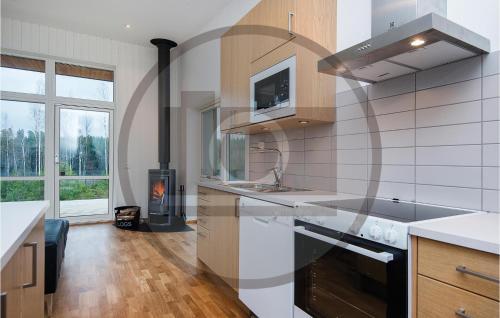 مطبخ, Beautiful Home In Holmsjö With Sauna (Beautiful Home In Holmsjo With Sauna) in Holmsjo