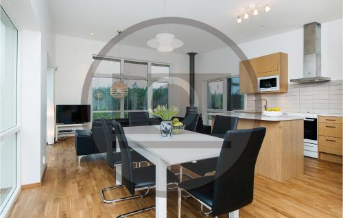 مطبخ, Beautiful Home In Holmsjö With Sauna (Beautiful Home In Holmsjo With Sauna) in Holmsjo