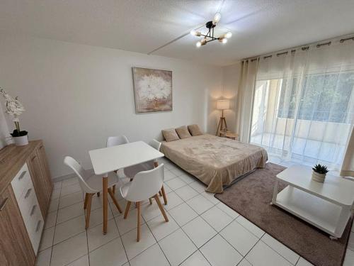 T2 lumineux 4 pers, pisc,plag 2min, park priv,wifi near Chez tata