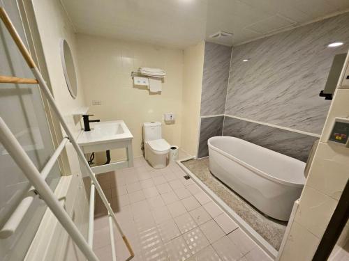 room detail thumbnail 2