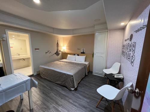 room detail thumbnail 1
