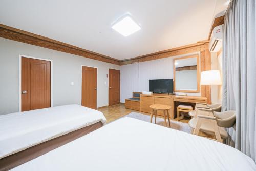 Jeju Miracle Hotel - Tap to explore photos