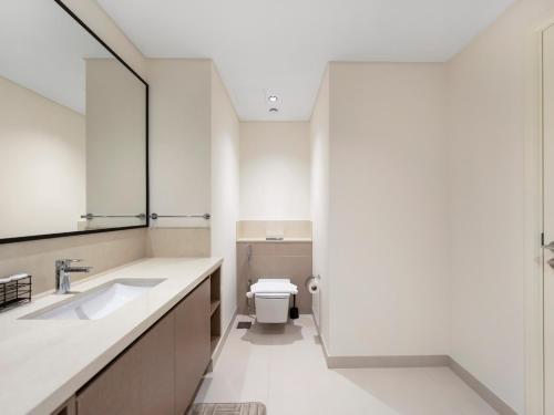 Luxury Downtown Dubai Apartment - 5 Mins Walk to Burj, Opera, Dubai Mall, Sleep 1-10, Dubái (foto 8)