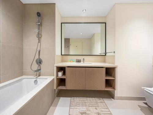 Luxury Downtown Dubai Apartment - 5 Mins Walk to Burj, Opera, Dubai Mall, Sleep 1-10, Dubái (foto 5)