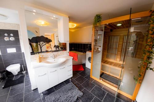 Yello Homes - Gemütliche und luxuriöse Wohnung - mit Sauna, Garten, und Heimkino für 6 Personen, Anger (fotografie 9)