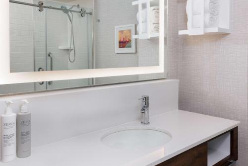 Hampton Inn & Suites Cleveland-Beachwood - image 6