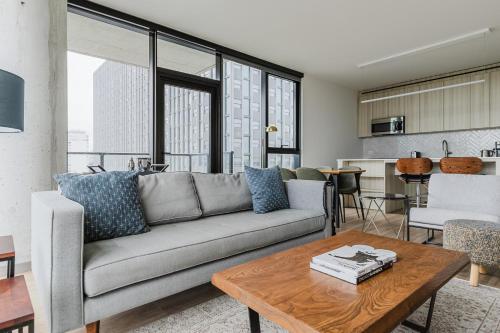 Blueground Medical District 2bd apartment CHI-1110 in Chicago, USA