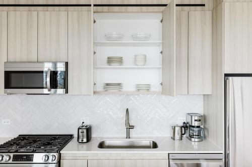 Blueground Medical District 2bd apartment CHI-1110 in Chicago, USA