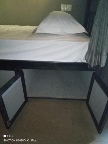 Bunk Bed in Mixed Dormitory Room image 5