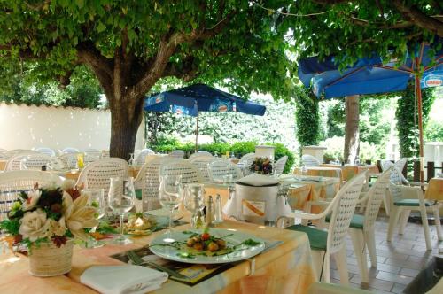 Facilities, Logis Hotel Des Voyageurs Restaurant La Bonne Tabl'Hay in Livron-sur-Drome