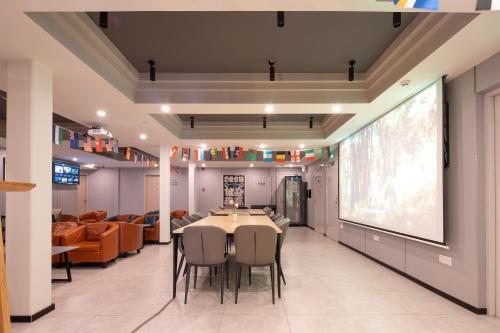 Dayin Youth Hostel - Old Town & People's Square& Rail Hub -Social Area -Bar -Café -Gym -Free Laundry Luggage Storage -24H Front Desk -English Service, Shanghai